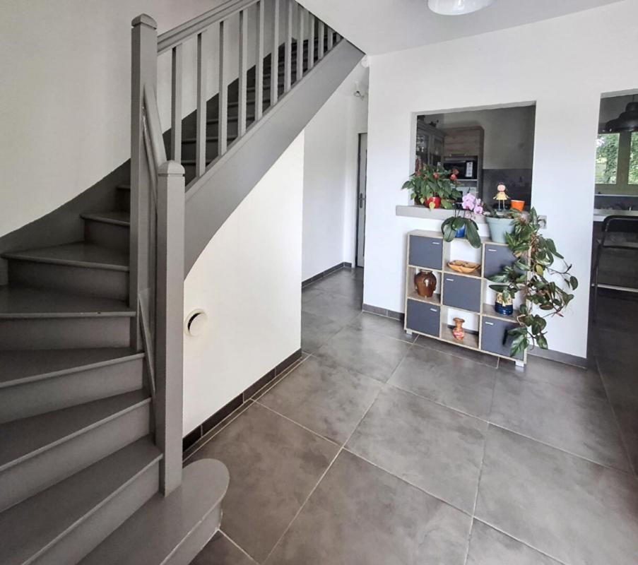COMPS Superbe maison avec piscine, terrasse 70 m², cuisine d'été, garage et jardin arboré. Intérieur lumineux et 4 chambres 2