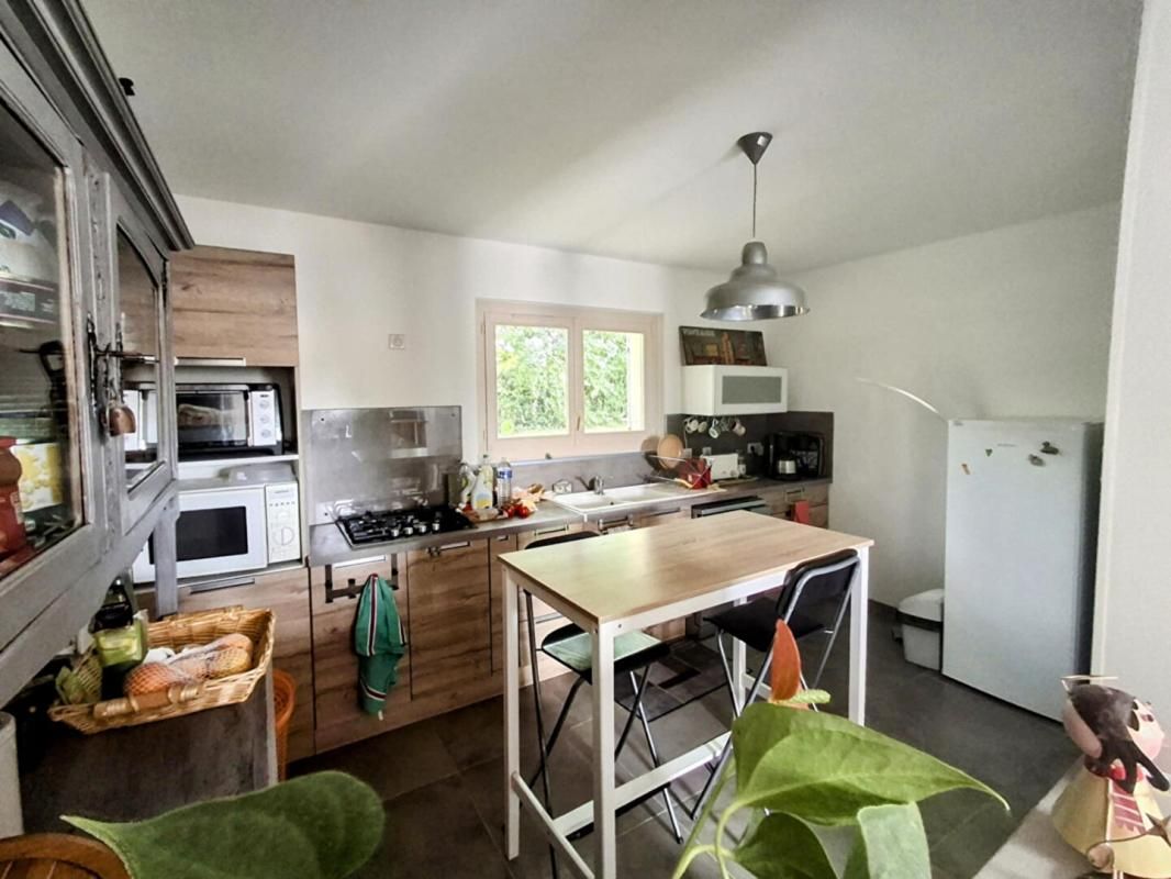 COMPS Superbe maison avec piscine, terrasse 70 m², cuisine d'été, garage et jardin arboré. Intérieur lumineux et 4 chambres 3