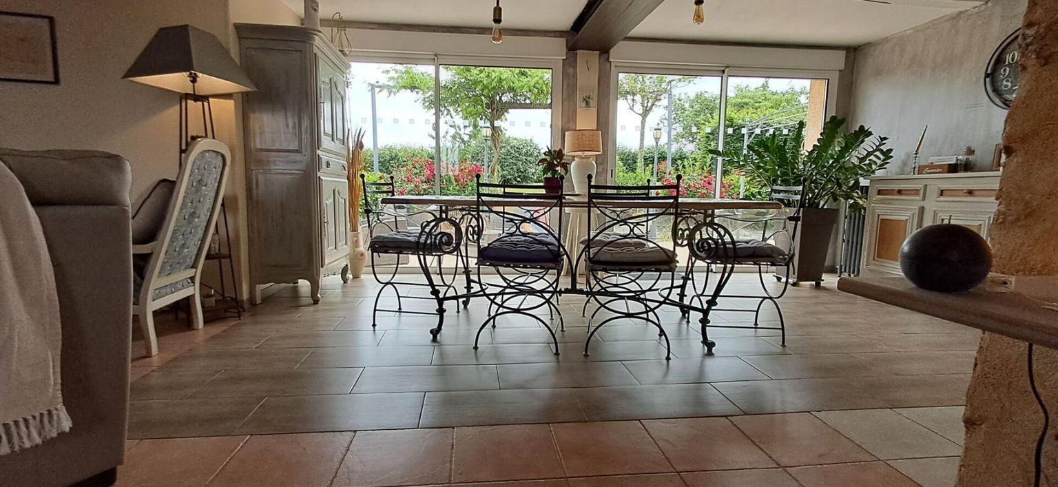LE BURET Maison Le Buret 6 pièce(s) 162 m2 - 4 Chambres 4