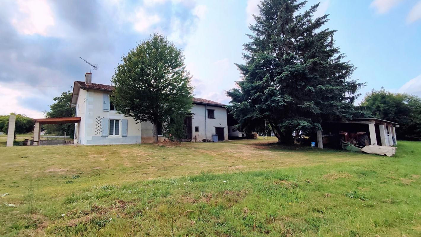 Maison dépendances puits terrain