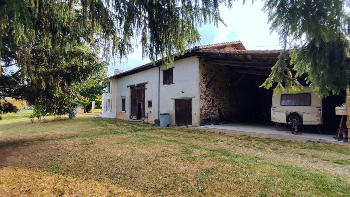 CONFOLENS Maison 7 pièces dépendances puits prairie 2