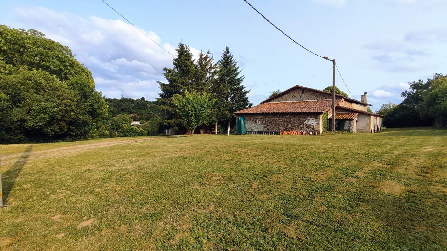 CONFOLENS Maison 7 pièces dépendances puits prairie 4