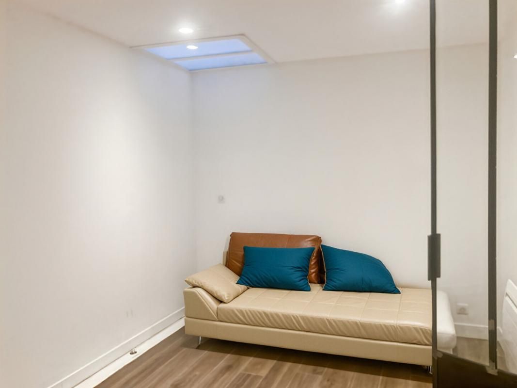 BORDEAUX A vendre local commercial comme un appartement proche Palais de justice 4