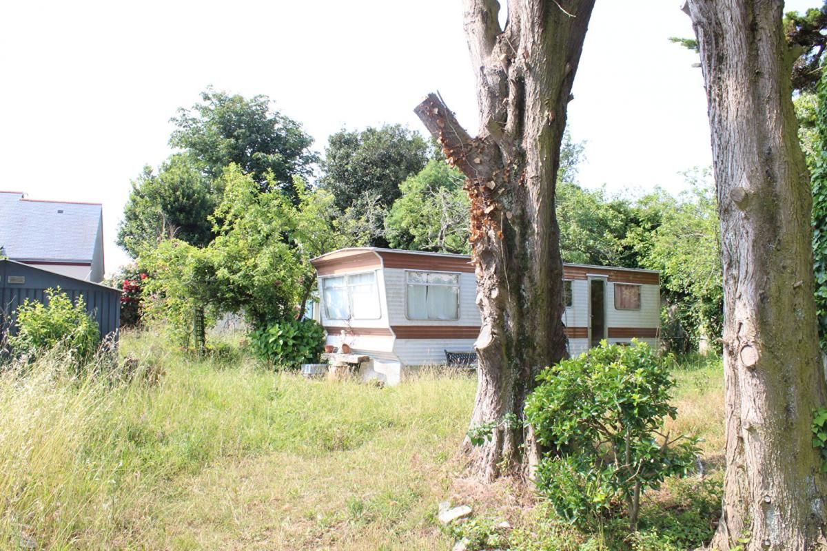 GROIX Exclusivité ! Morbihan 56590 Île de Groix. Maison de 35m² type studio à rénover, terrain de 800m² constructible., dépendances dont un mobil-home 2