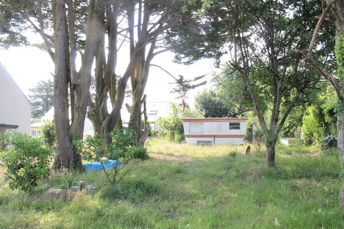 GROIX Exclusivité ! Morbihan 56590 Île de Groix. Maison de 35m² type studio à rénover, terrain de 800m² constructible., dépendances dont un mobil-home 4