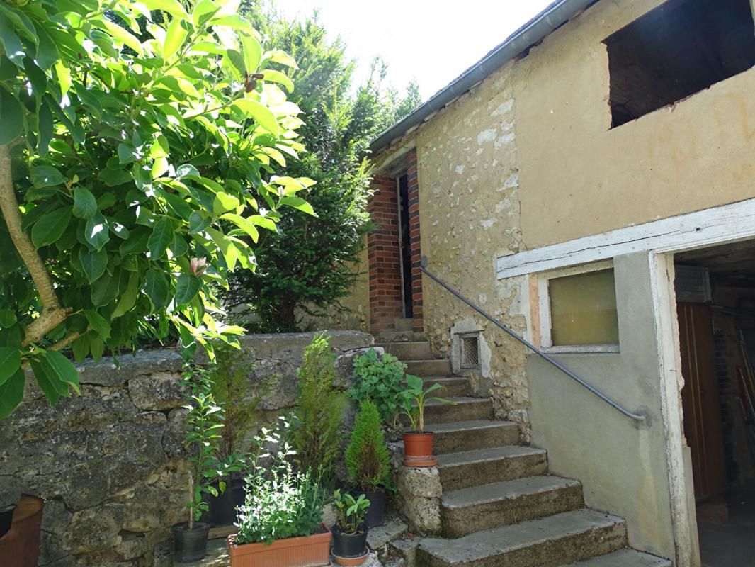 LA CHAPELLE-SUR-AVEYRON Maison 90 m² et dépendance 3