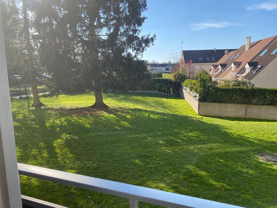 FONTENAY-LE-FLEURY Appartement Fontenay Le Fleury 5 pièce(s) 90 m2 1