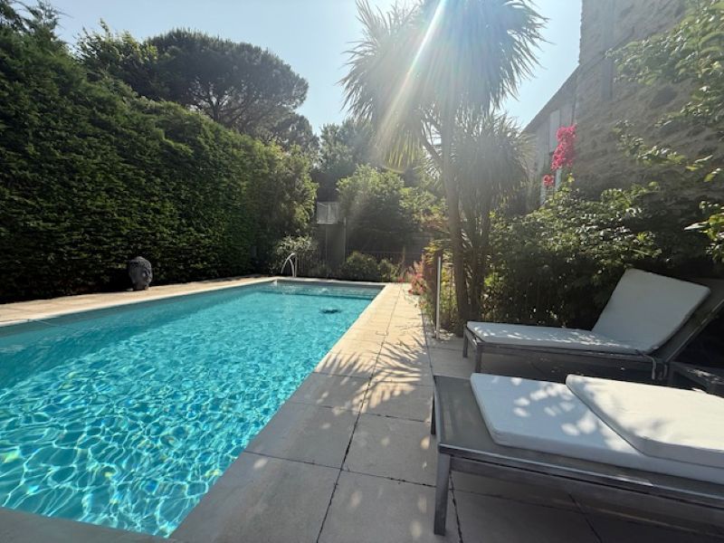 Propriété 6 pièce(s) 190 m²habitable sur parcelle de 759m²; piscine
