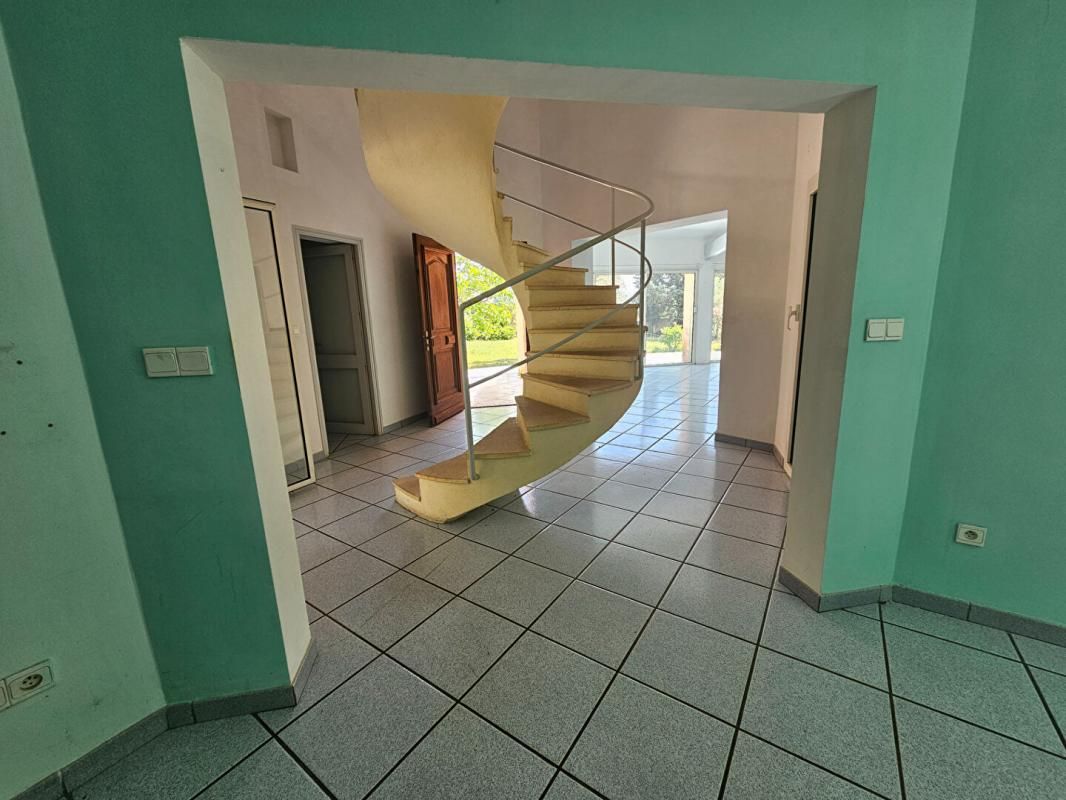 ISTRES Maison d' Architecte familiale de 176 m² + Studio indépendant Terrain clos de 4000 m² avec piscine 4