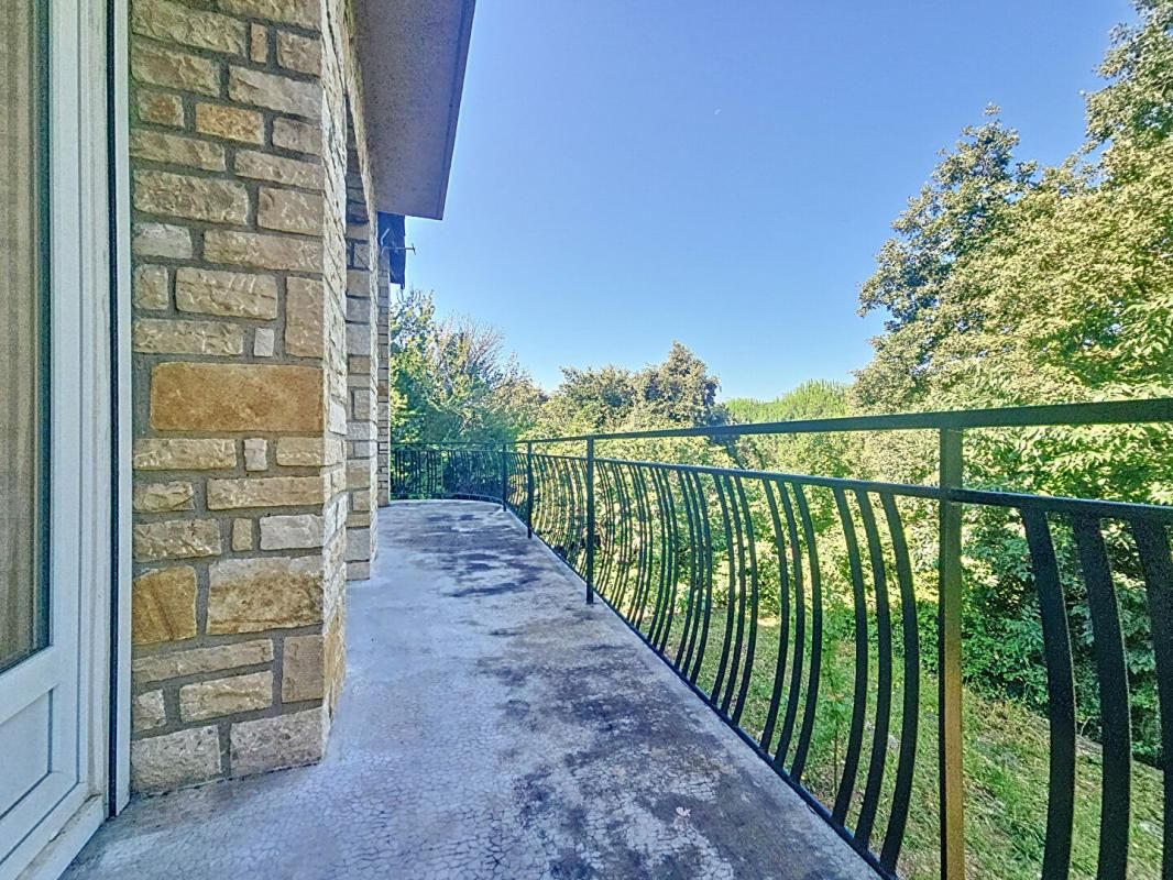 BAGNOLS-SUR-CEZE Villa 7 pièce(s) 150 m2 1
