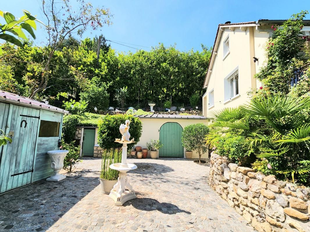 LES ANDELYS Tosny - Agréable villa avec vue et accès direct à la Seine de 124 m2 - 3 chambres - Bel environnement reposant, calme et reposant - Terrain 947 m2 - Prix : 383.000 Euros 2