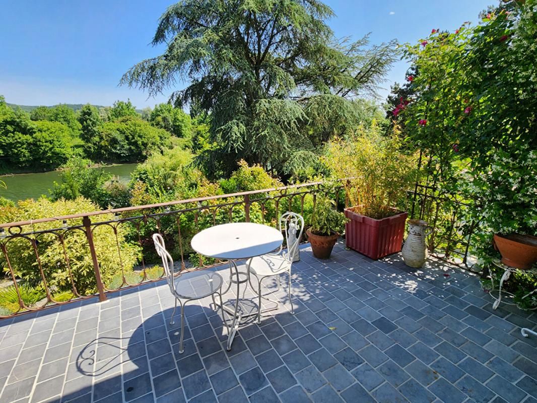 LES ANDELYS Tosny - Agréable villa avec vue et accès direct à la Seine de 124 m2 - 3 chambres - Bel environnement reposant, calme et reposant - Terrain 947 m2 - Prix : 383.000 Euros 3