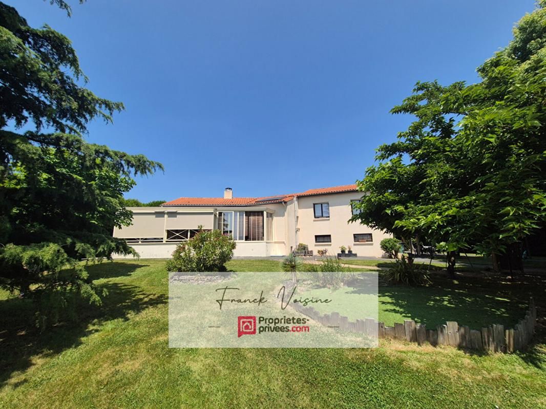 LES HERBIERS A VENDRE aux Herbiers - Maison de 205 m2 env avec 3 chambres sur un parc arboré clos de 2300 m2 env 1
