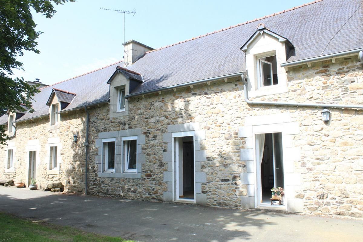 TRESSIGNAUX Exclusivité!! Côtes d'Armor 22290 Tressignaux. Longère 7 chambres, grand terrain, garage 2