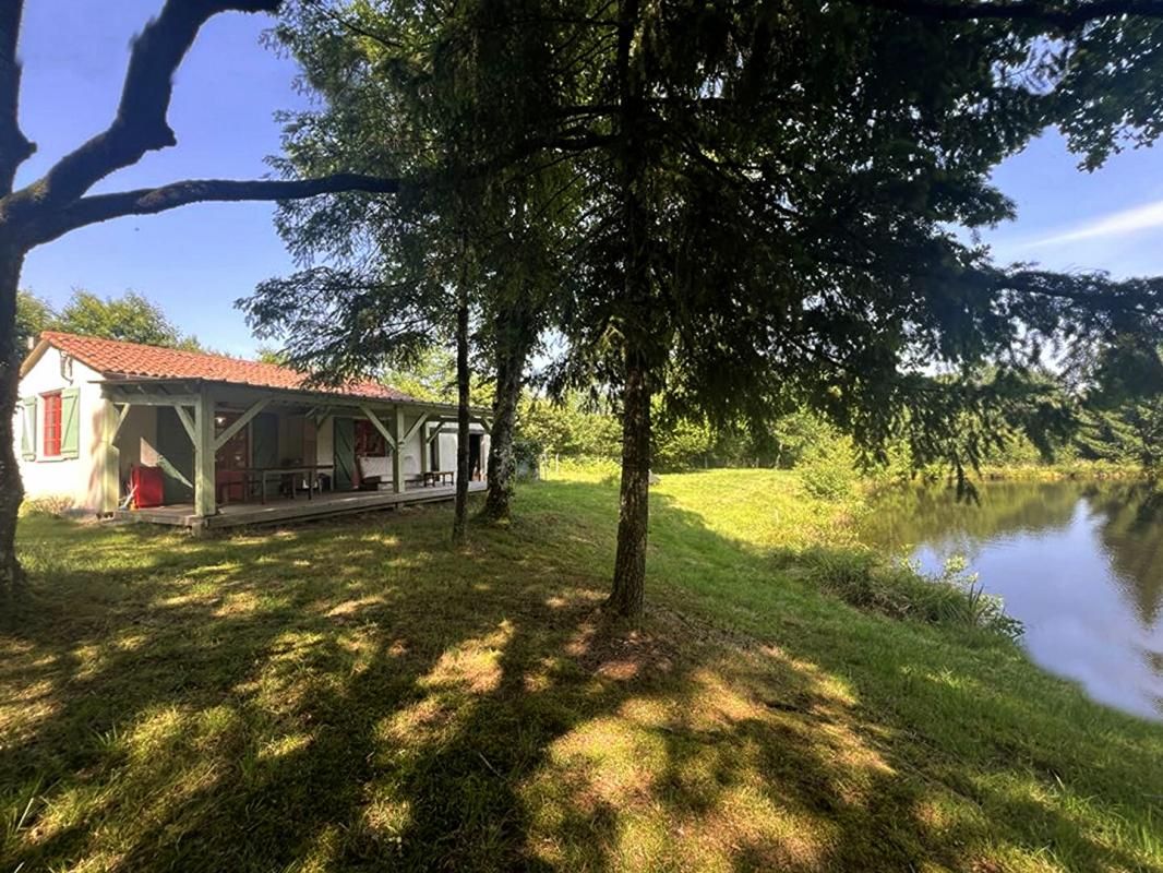 Etang avec maisonnette 40m² à Sarlande