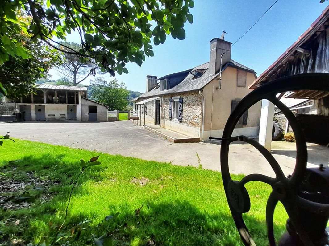 Maison de 111 m² avec dépendances et jardin attenant