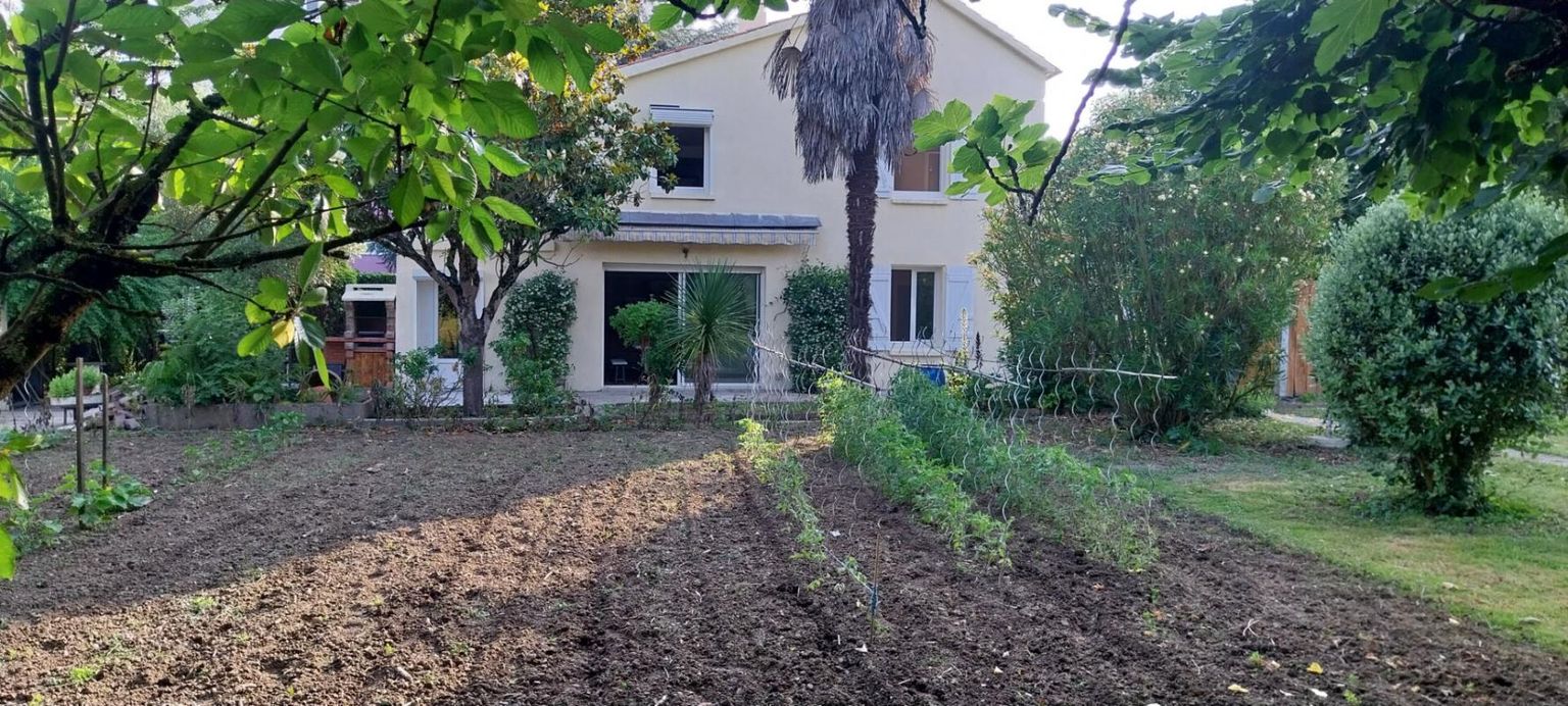AGEN AGEN centre Immeuble 8 pièce(s) 218.71 m2 2