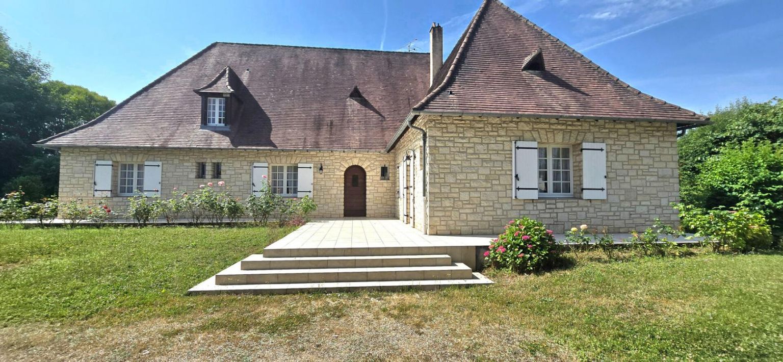Maison individuelle en pierre, surface habitable 280 m², sur un terrain de 3273 m²