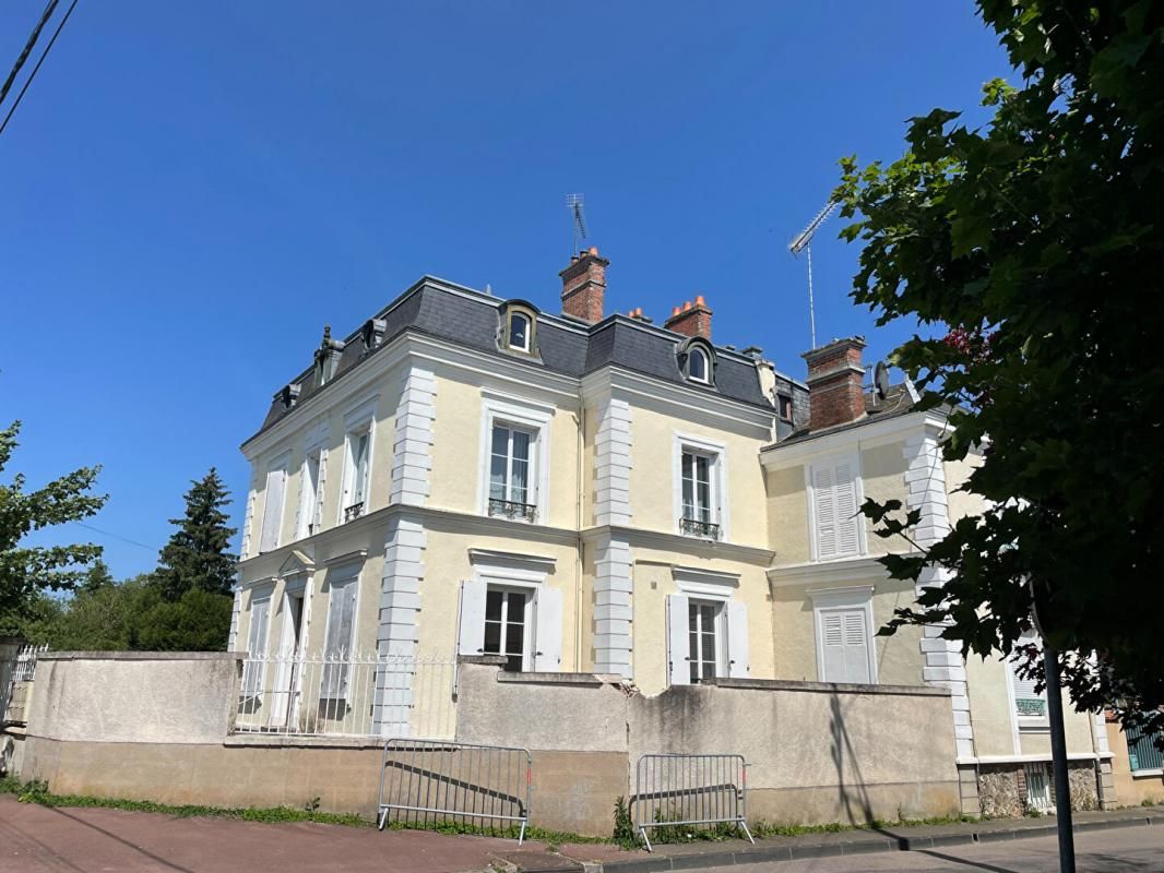 28210 NOGENT LE ROI appart centre ville 36 m2 et cave