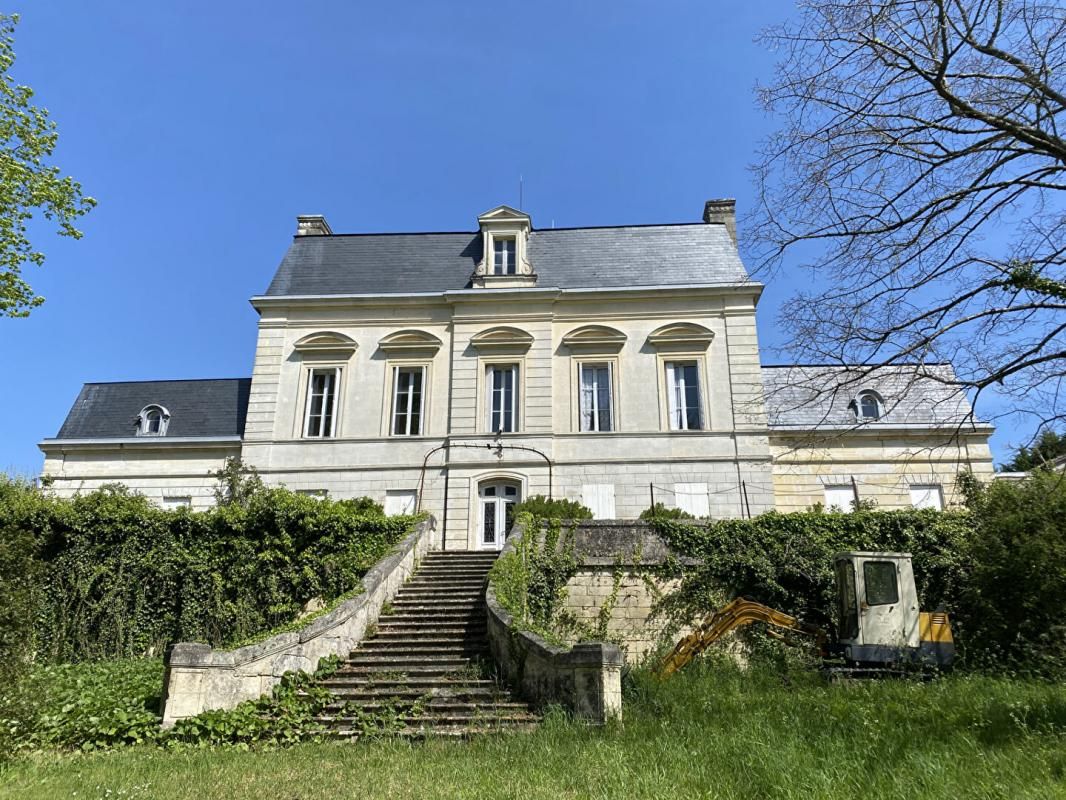 MONTAGNE Rare château historique à Montagne Saint Emilion 2500 m2 Ecuries, sellerie, chais 2