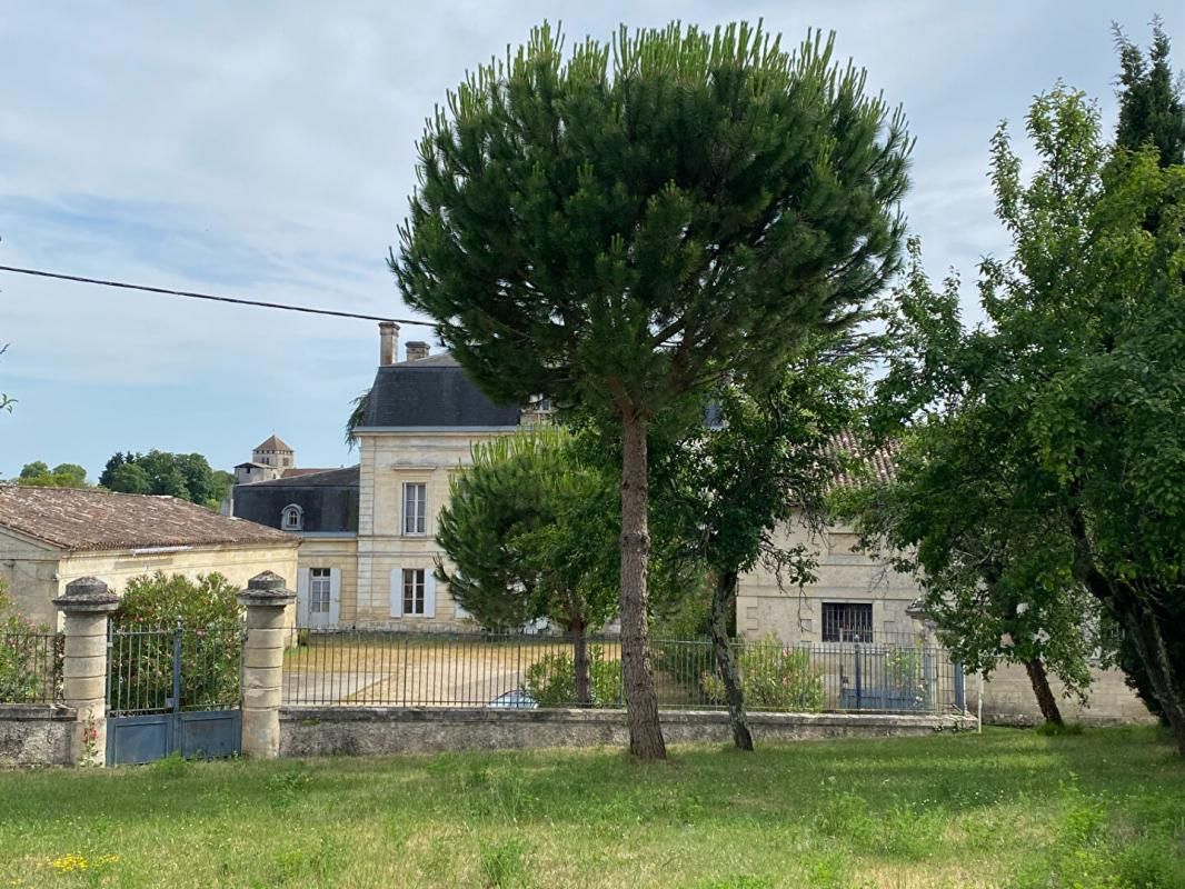 MONTAGNE Rare château historique à Montagne Saint Emilion 2500 m2 Ecuries, sellerie, chais 3