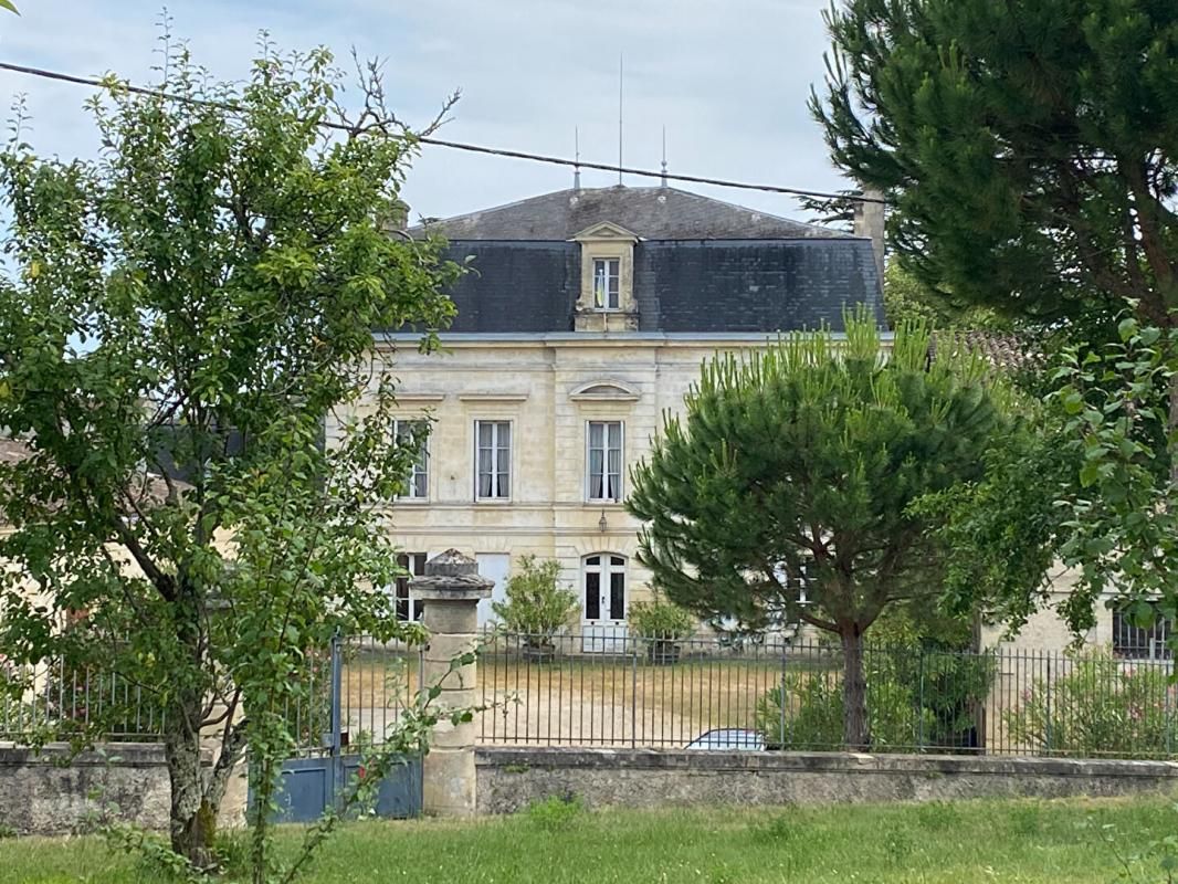 MONTAGNE Rare château historique à Montagne Saint Emilion 2500 m2 Ecuries, sellerie, chais 4