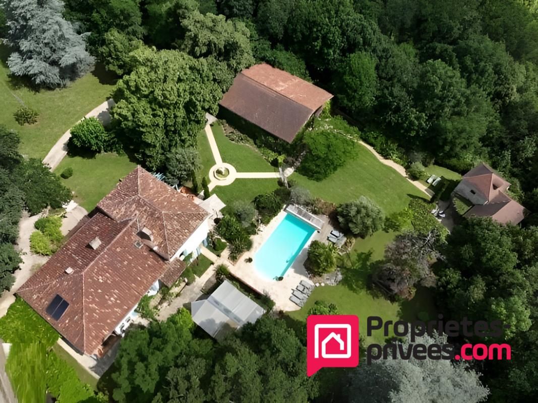 Ensemble Immobilier en pierre du 18ème - 14 pièce(s),431 m² (maison de Maître,  Pigeonnier, Dépendances, Piscine) Parc 1,4ha