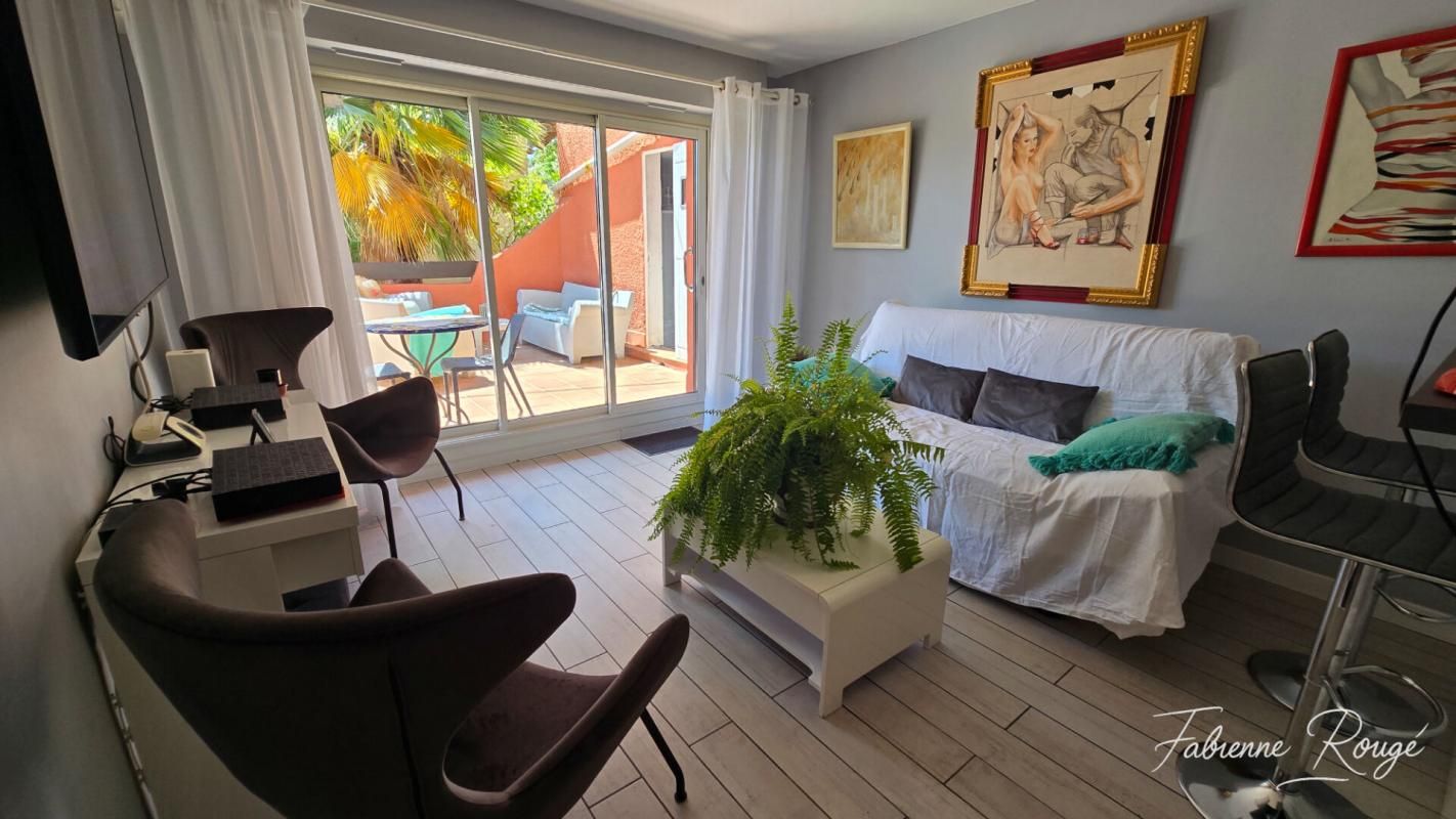 CARQUEIRANNE Carqueiranne - T2, 38 m² avec terrasse, atelier et place de parking 3