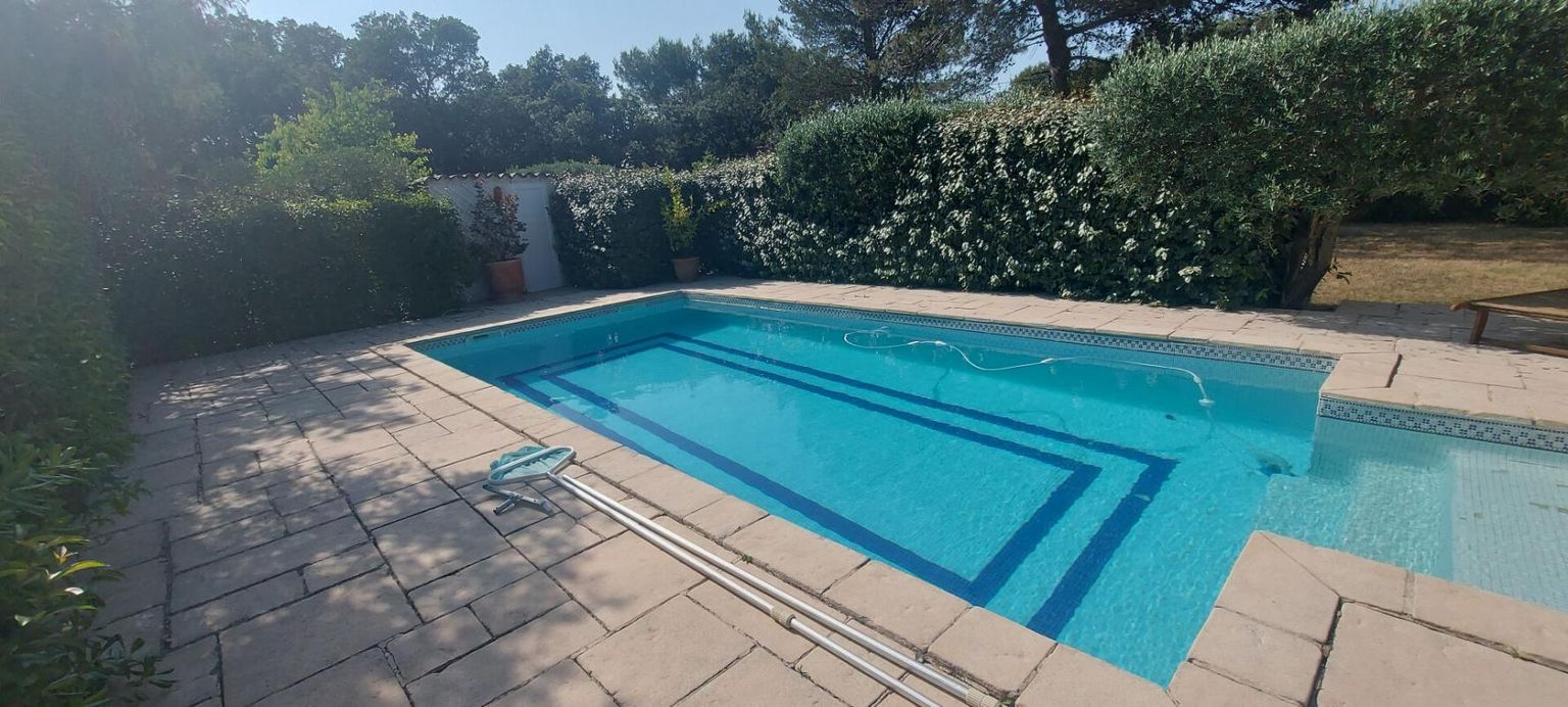 NIMES 30.GARD.NIMES. Magnifique maison de 130 m² sur terrain arboré de 2000 m² avec piscine 2