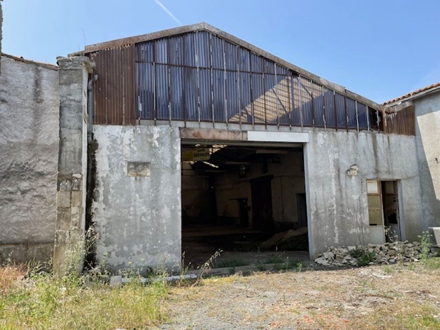 SAINT-SAUVEUR-D'AUNIS Hangar plein centre à rénover Saint Sauveur D Aunis 433 m2 1