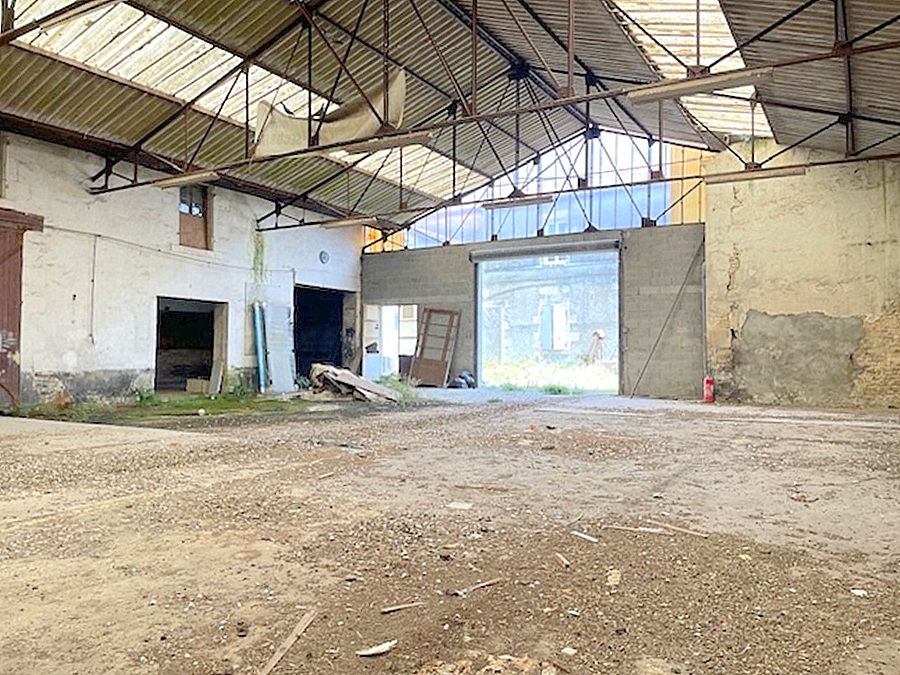 SAINT-SAUVEUR-D'AUNIS Hangar plein centre à rénover Saint Sauveur D Aunis 433 m2 2