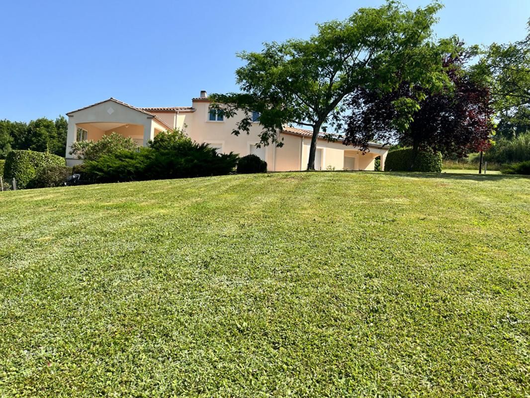 VILLENEUVE-SUR-LOT À vendre villa atypique de 177 m2 1