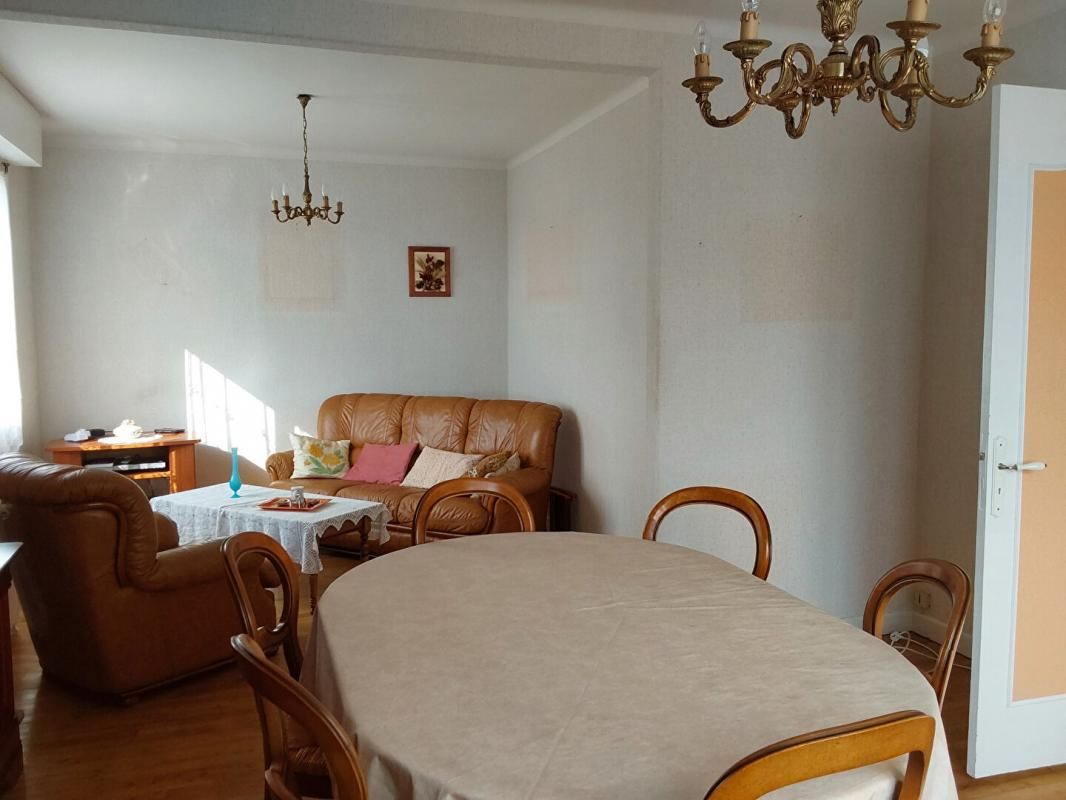 ROSTRENEN Maison Rostrenen 6 pièce(s) 150 m2 3