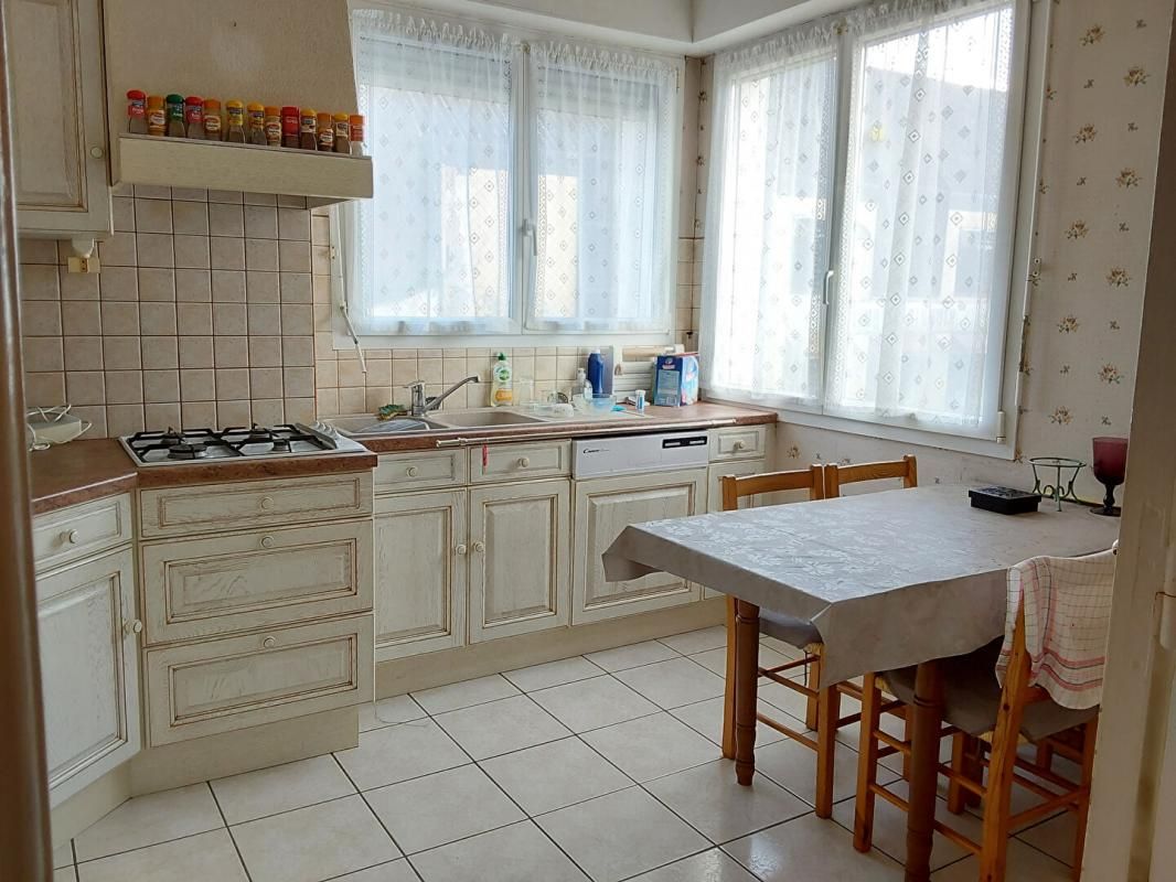 ROSTRENEN Maison Rostrenen 6 pièce(s) 150 m2 4