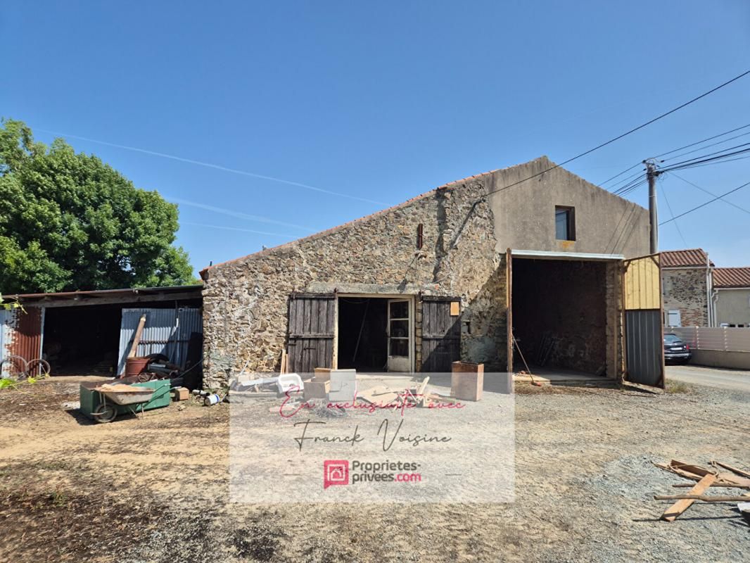 MOUCHAMPS A VENDRE en EXCLUSIVITE à Mouchamps, Grange de 180 m2 env à réhabiliter entièrement + garage et dépendances sur une parcelle de 1200 m2 1