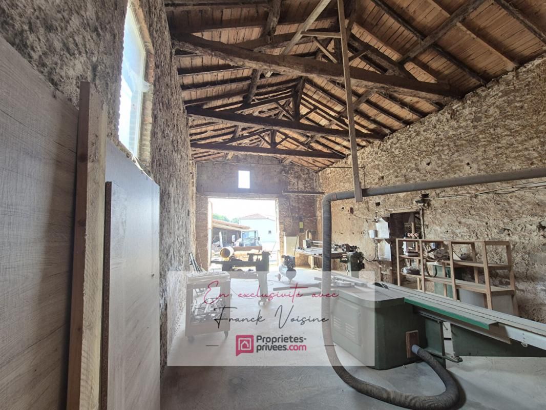 MOUCHAMPS A VENDRE en EXCLUSIVITE à Mouchamps, Grange de 180 m2 env à réhabiliter entièrement + garage et dépendances sur une parcelle de 1200 m2 2