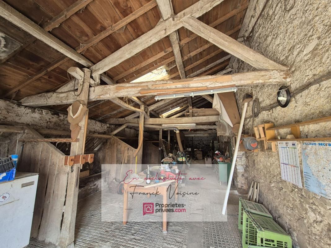 MOUCHAMPS A VENDRE en EXCLUSIVITE à Mouchamps, Grange de 180 m2 env à réhabiliter entièrement + garage et dépendances sur une parcelle de 1200 m2 3