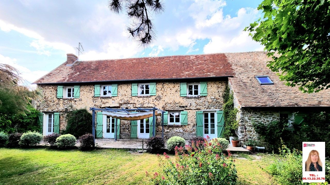 Champenard, belle propriété de 189 m2 en pierres - au calme - située dans un village bucolique - 4 chambres - sur un parc clos et arboré de 1.095 m2 avec dépendance et garage - Prix : 399.000