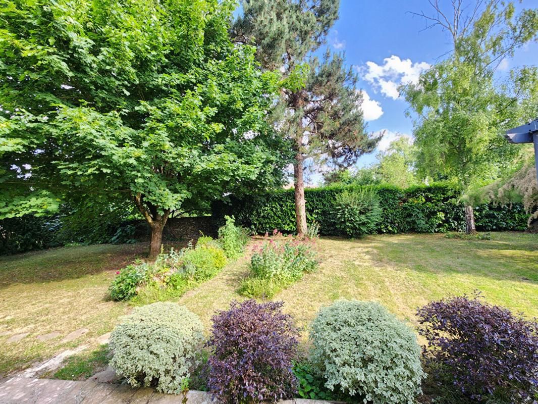 SAINT-AUBIN-SUR-GAILLON Champenard, belle propriété de 189 m2 en pierres - au calme - située dans un village bucolique - 4 chambres - sur un parc clos et arboré de 1.095 m2 avec dépendance et garage - Prix : 399.000 2