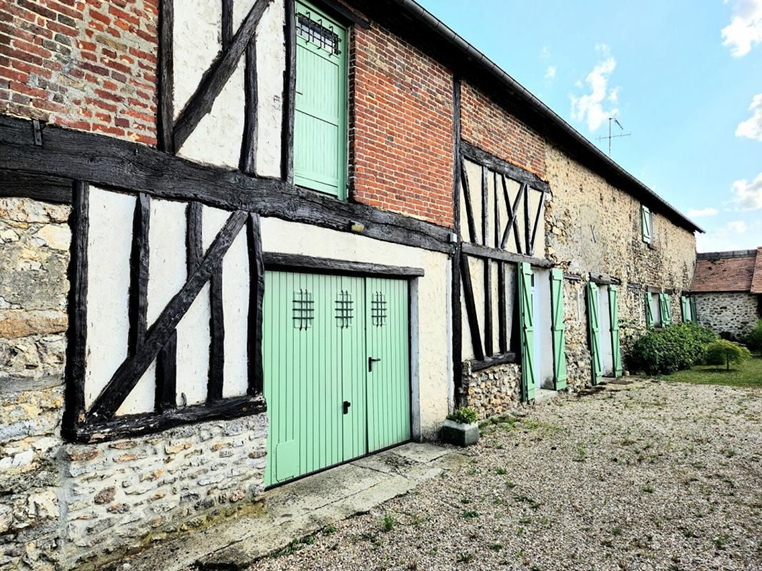 SAINT-AUBIN-SUR-GAILLON Champenard, belle propriété de 189 m2 en pierres - au calme - située dans un village bucolique - 4 chambres - sur un parc clos et arboré de 1.095 m2 avec dépendance et garage - Prix : 399.000 3