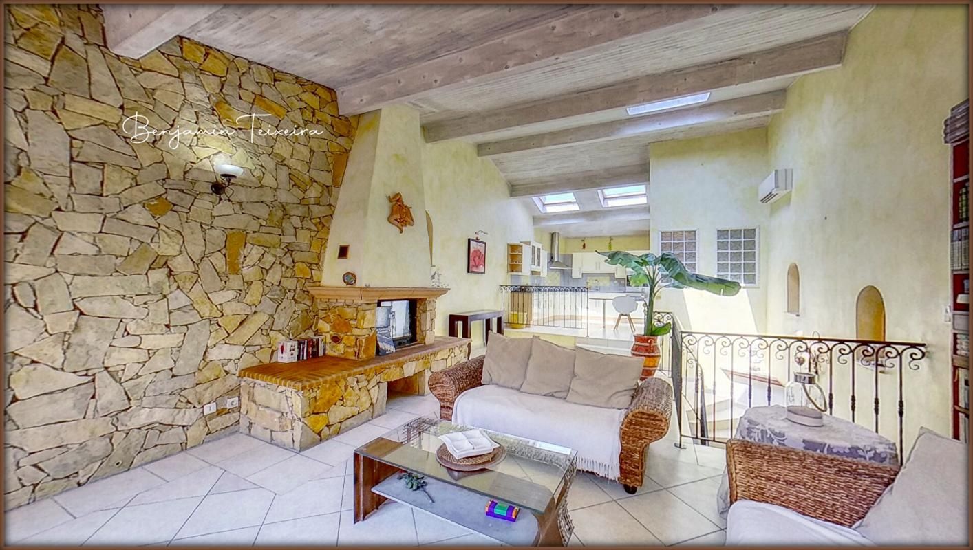 FREJUS Maison Frejus 4 pièce(s) 110 m2 + double GARAGE - salon / cuisine, 3 chambres, 2 WC, salle d'eau 1