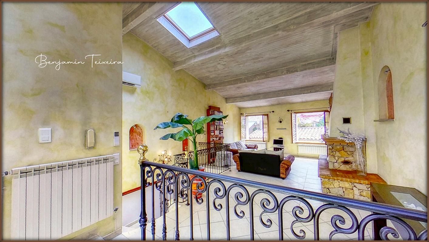 FREJUS Maison Frejus 4 pièce(s) 110 m2 + double GARAGE - salon / cuisine, 3 chambres, 2 WC, salle d'eau 2