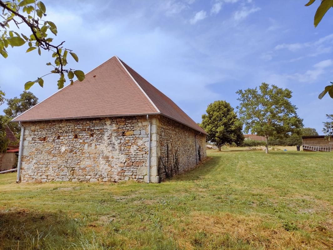 TOURNON-SAINT-PIERRE Maison de pays + grange du 18 ém sur 1 ha 40 de prairie 2
