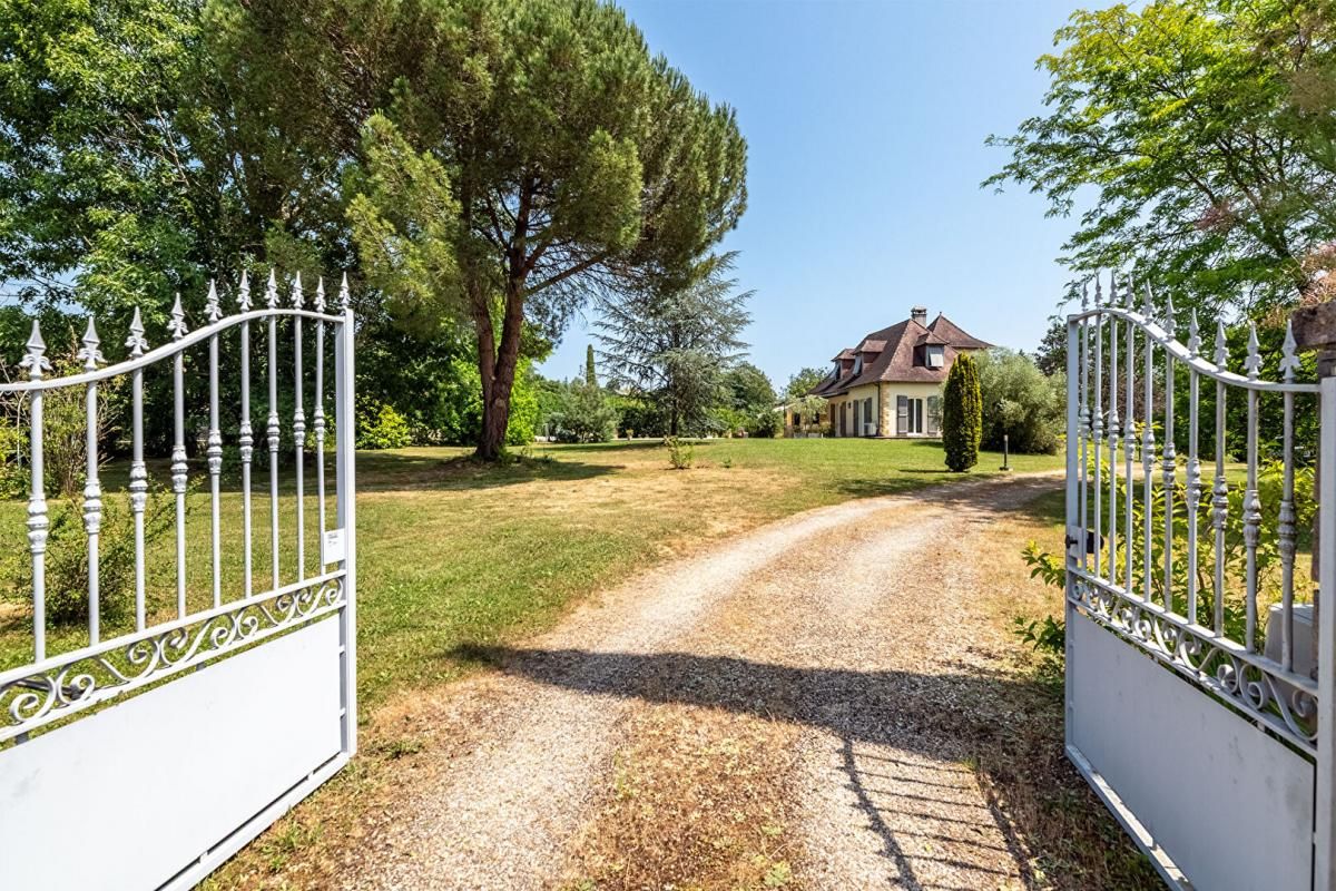 Maison de caractère 230 m² ,4 chambres, piscine, parc 3650m²