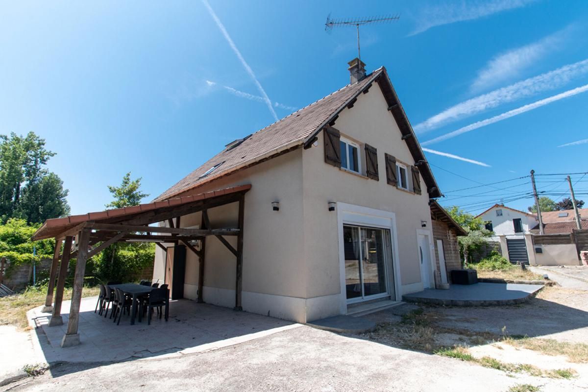 LEUVILLE-SUR-ORGE Maison Leuville Sur Orge 7 pièce(s) 150 m2 1