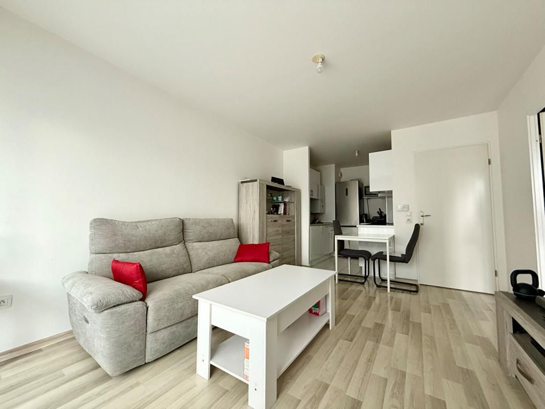 FLEURY-MEROGIS Appartement deux pièces rez-de-chaussée de jardin 3