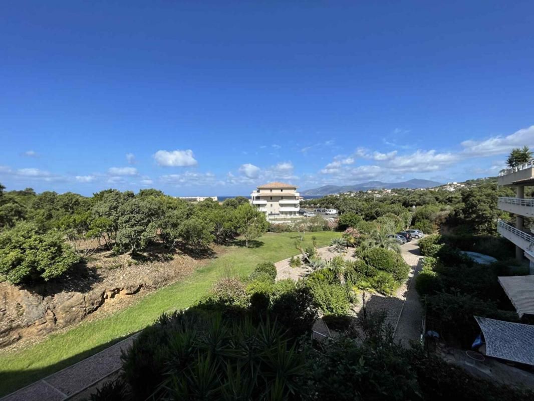ALBITRECCIA Appartement de type T3 de 96 m² + terrasse de 11m² avec vue mer 1