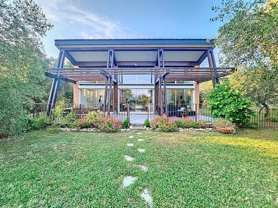 SAINT-CEZAIRE-SUR-SIAGNE VILLA D'ARCHITECTURE BIOCLIMATIQUE 5 PIECES  147 m2 PISCINE 2