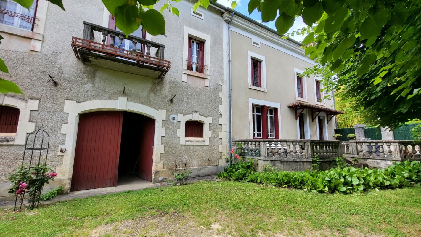 Proche Mussidan grande maison de 186 m² avec dépendances sur parcelle de 2360m²