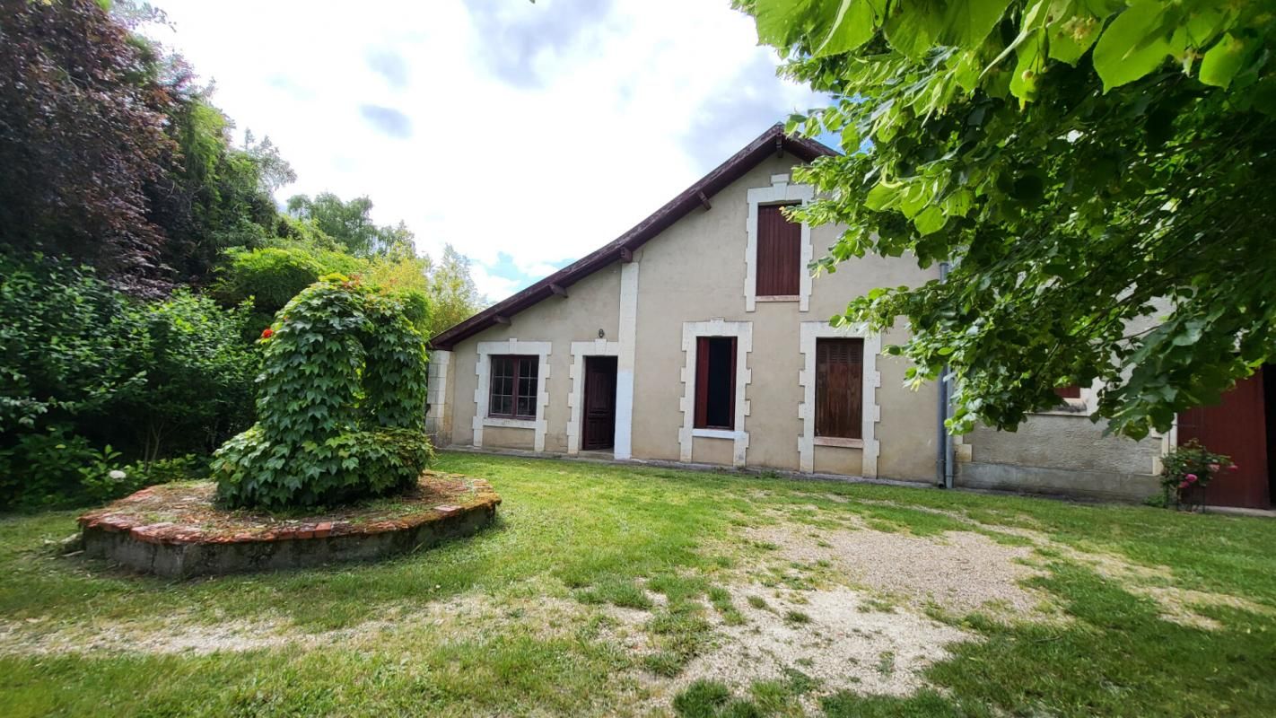 MUSSIDAN Proche Mussidan grande maison de 186 m² avec dépendances sur parcelle de 2360m² 2